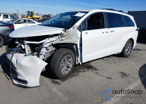 2022 Toyota Sienna Xle z USA, uszkodzony, nr VIN 5TDJRKEC9NS092092